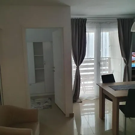 Summer Mamaia Apartment